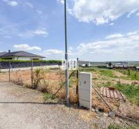 Építési telek Štitáryban kilátással a környékre és megközelítési úttal.