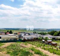 Vidék Sztitárokban lakótelekkel, családi házakkal és természettel körülvéve.