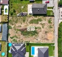 Légi felvétel a lakóövezeti telkekről Štitáryban, családi házakkal körülvéve.