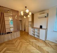 Kétszobás lakás belső tere fa dekor padlóval és osztott válaszfallal.