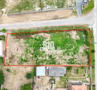 Telkek - lakóingatlanok Bardoňovóban, 1365 m² területtel, piros vonallal határolva.