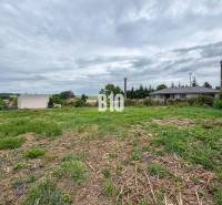 Lakóterületek Bardoňovóban, kilátással a környező tájakra és a közeli házakra.