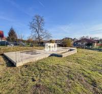 Építési telek beton alapokkal és zöldterülettel, ideális lakhatásra.