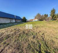 Gyepes telek a családi ház mellett, ideális telkek és természetközeli élet számára.