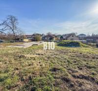 Építési telek gyepes területtel, házalappal, zöldövezettel körülvéve, ideális lakhatásra.