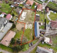 Légi felvétel lakóövezeti építkezésre alkalmas telkekről.