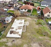 Építési telek családi házakkal körülvéve, ideális lakhatásra csendes környezetben.