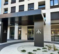 A Kárpát utcai épület bejárata Poprádon modern dizájnnal és elegáns részletekkel.