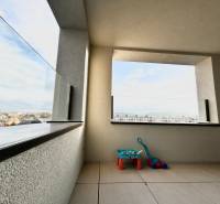 A Kárpát utcai kétszobás lakás erkélye Poprádon, kilátással a városra.