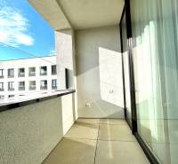 A Kárpát utcai 2 szobás lakás erkélye Poprádon, kilátással egy alacsonyabb épületre.