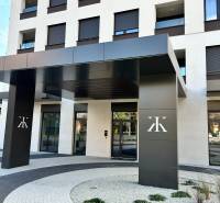 A Kárpát utcai lakóház bejárata Poprádon, kertészeti kialakítással a kétszobás lakásoknál.