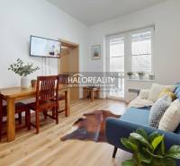 Konyhapult márvány dekorral és készülékekkel egy 3 szobás lakásban.