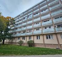 Tömbház erkélyekkel, Československých parašutistov utca, Pozsony - Újváros, garzonlakás.