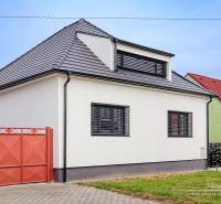 Családi ház Jaslovské Bohunice-ban, az Orechová utcában, fehér homlokzattal és fekete tetővel.