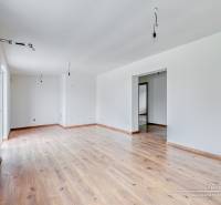 Tágas szoba fa dekor padlóval egy családi házban.