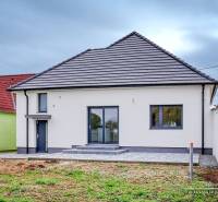 Családi ház terasszal és gyepfelülettel a Jaslovské Bohunice-i Diófa utcában.