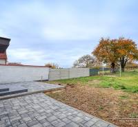 Családi ház külső része az Orechová utcában, Jaslovské Bohunice-ben, terasszal és kerttel.