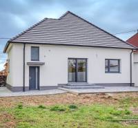 Családi ház az Orechová utcában, Jaslovské Bohunicében, füves udvarral és szilárd burkolatú járdákkal.