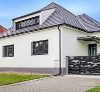 Családi ház Diófa utcában, Jaslovské Bohunicében, modern tetővel és kerítéssel.