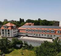 Az épület a Szadova utcában, Szenicén, piros tetővel és napelemekkel.