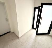 Előszoba egy kétszobás lakásban üvegezett ajtókkal.