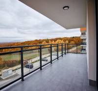 A Cédrová utcai kétszobás lakás tágas erkélye kilátást nyújt a kassai természetre.