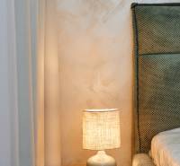 Éjjeliszekrény lámpával az ágy mellett egy kétszobás lakásban.