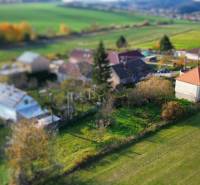 Családi házak és zöldterületek légi felvétele a festői Dobrá Voda községben.