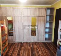 Gyerekszoba emeletes ággyal, nagy szekrénnyel és fa dekorációjú padlóval egy háromszobás lakásban.