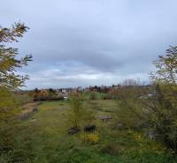 Nagy Bab városában található telek, amely lakhatásra van kijelölve, zöld növényzet és vidéki táj veszi körül.