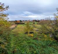 A Nagy Babu országa lakóterületekkel, amelyeket zöldövezet és vidéki környezet vesz körül.