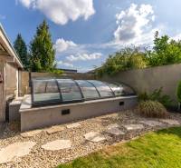 Családi ház kertje a Lovas utcában, Nagyszombatban, fedett medencével és zöldterülettel.