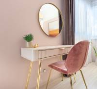 Családi ház belső tere fésülködőasztallal, tükörrel és dekoratív elemekkel.