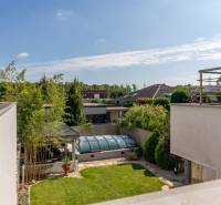 A Jazdecká utcai családi ház kertje Trnavában medencével és zöldterülettel.