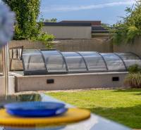 Kert medencével, amely üvegezett tetővel van lefedve egy négy szobás lakásban a Lovas utcában, Nagyszombatban.