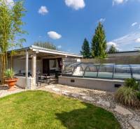 A Jazdecká utcai családi ház kertje Nagyszombatban, filagóriával és fedett medencével.