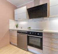 Konyha egy 4 szobás lakásban fa dekor padlóval és modern készülékekkel.