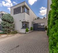 Családi ház a Lovas utcában, Nagyszombatban, burkolt udvarral és zöldterülettel.