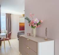 Virágdísz a komódon, tükör, szék és fa dekorációjú padló egy családi házban.