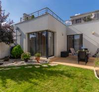 Családi ház kertje a Lovas utcában, Trnavában, gyepes területtel és terasszal.