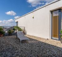 A Jazdecká utcai családi ház terasza Nagyszombatban zölddel és nyugággyal.