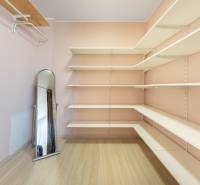 Gardrób családi házban polcokkal, álló tükörrel és fa dekoros padlóval.