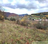 Ősz a Záhradách-ban, Hlboké nad Váhom közelében, dombok és házak színes fákkal.