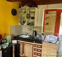 Konyha faházban fa mennyezettel és sárga fallal, alapvető edényekkel felszerelve.