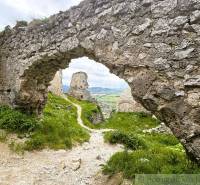 A Sološnica városa feletti várrom, festői kilátással a tájra.