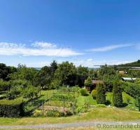 Kilátás a kertre és a zöldövezetre a szolósi ház körül.