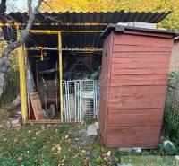 Faház és szerszámtároló a szenci háznál.