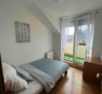 Világos szoba ággyal egy háromszobás lakásban, faldekoráció ábécével.