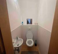 WC egy 3 szobás lakásban WC-vel, mosdóval és csempével.