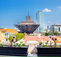 Kilátás egy háromszobás lakásból Pozsony panorámájára, beleértve a Szlovák Rádiót is.